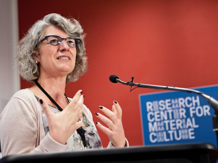 On the Poetics and Politics of Redress - Research Center for Material Culture