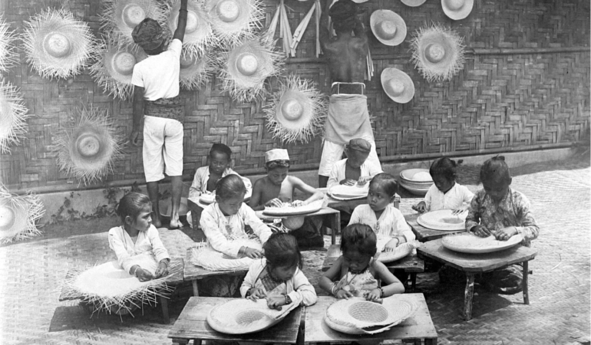 Staged hat making, collection Wereldmuseum
